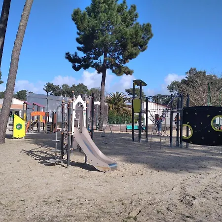 D002 Mobil Home Equipe Dans Un Camping 4 Etoiles * Ronce-les-Bains